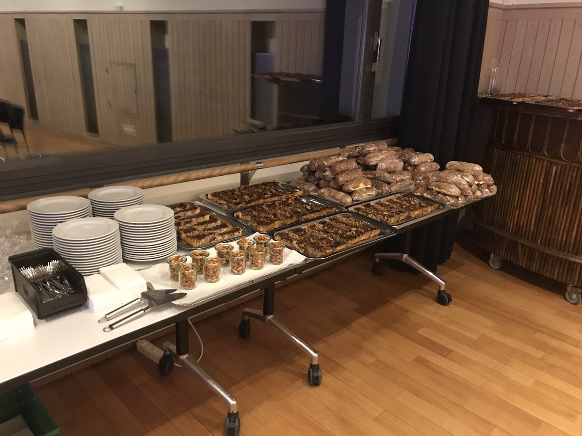 OpenDataZurich's tweet photo. Alles bereit fürs erste #OpenDataBeer \o/ https://t.co/FJFuWzBgTq