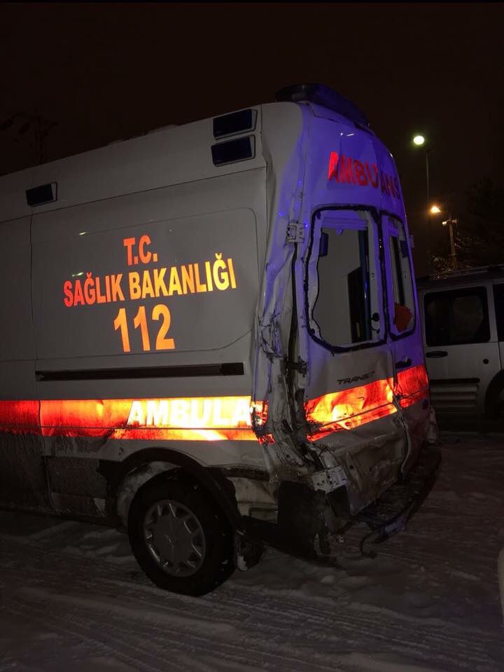 ...aynı aracın arkadan kasıtlı olarak çarpması sonucu kaza yapmıştır. 

Ekip paramediği kaza anında etkin CPR için ayakta olduğundan kaza anında ambulans içerisinde savrulmuş ve vücudunda ezikler meydana gelmiştir.

Mesleğimize ve meslektaşlarımıza yapılan bu saldırıyı kınıyoruz.