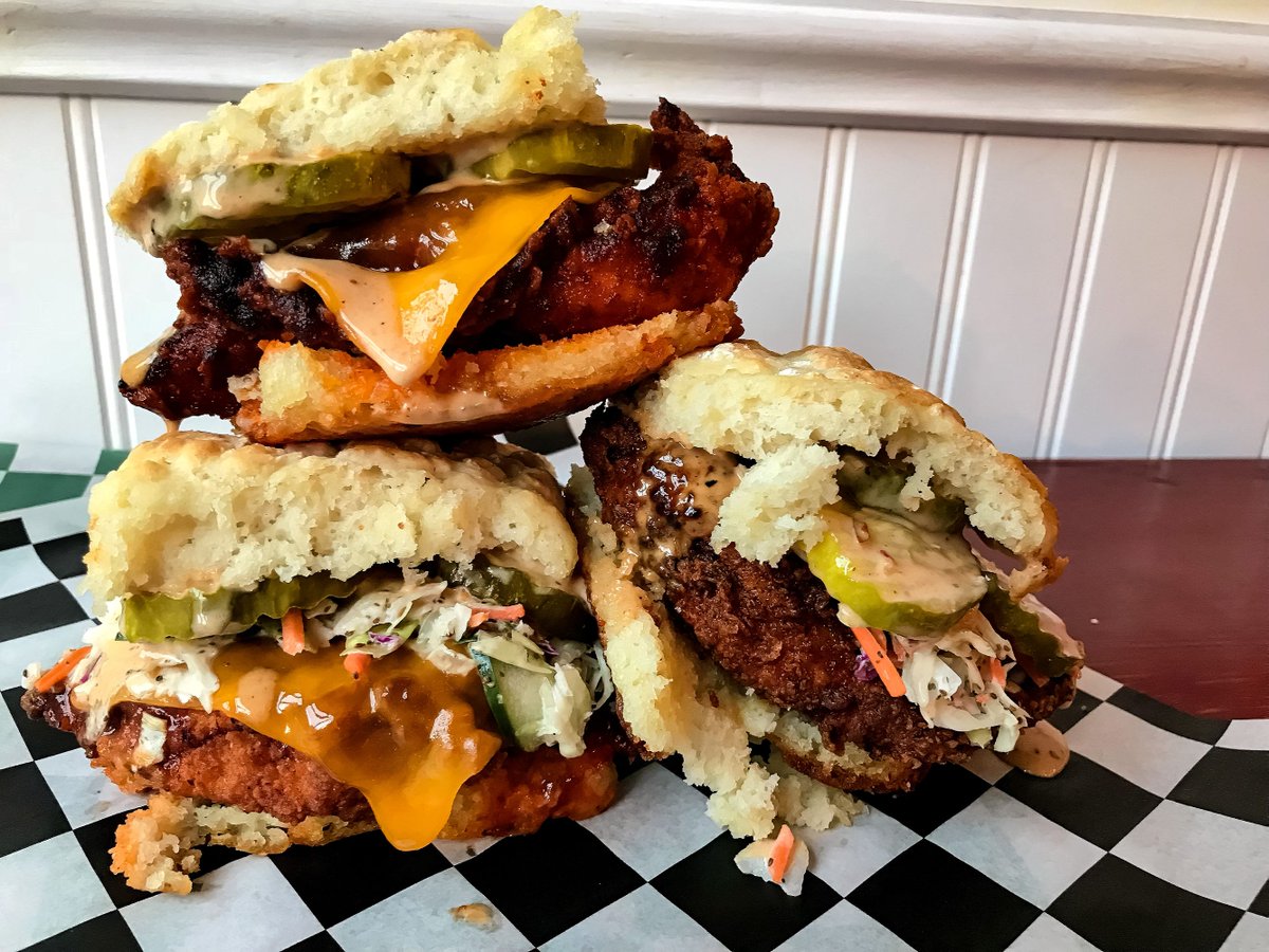eaterchicago's tweet photo. The Roost is bringing its fried chicken to the South Loop https://t.co/1CSlJV48Lq https://t.co/mqP9q4xk97