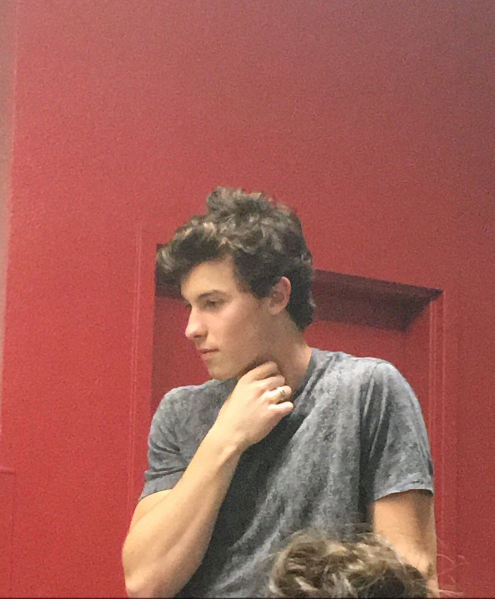 chaomendespage's tweet photo. Shawn ouvindo o CAMILA///Começou Real Friends.

#BestLyrics #HoldinMeBack #iHeartAwards https://t.co/05YCDCPYuA