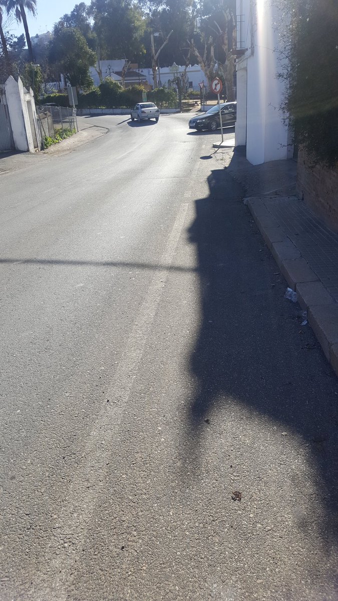 David_Climaco's tweet photo. @angelicaalonsoa @CarmonaAyt. Una señal de espejo en calle arco de la carne. Cada dia se pone en peligro vidas de personas al realizar la incorporacion. Una señal espejo facilitaria la visión, ya que es nula la visibilidad teniendo que meter medio coche en la carretera.Gracias. https://t.co/6TubUB240r