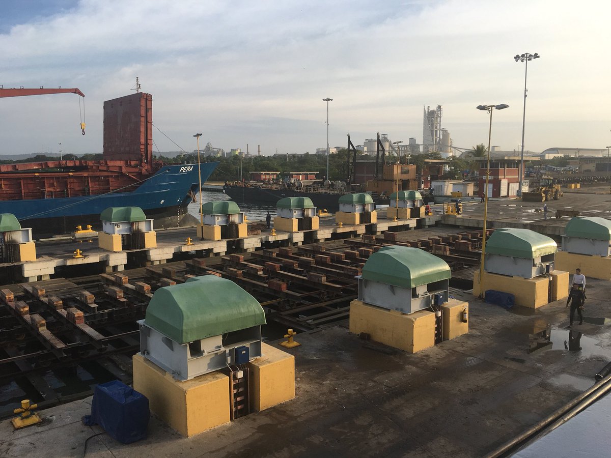 m_vd_eerden's tweet photo. Ondertussen in Cartagena de Indias: na alle voorbereidingen van afgelopen dagen (tanks leeg, alles van boord, spanningsloos) wordt het platform de schepenlify ingeloodst. #teampeli ‘in de lift’ 😬 https://t.co/GGhSkxIcKQ