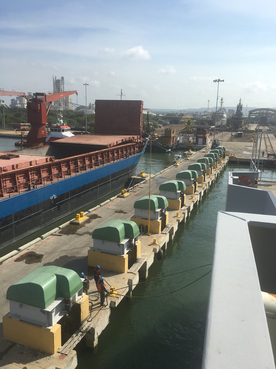 m_vd_eerden's tweet photo. Ondertussen in Cartagena de Indias: na alle voorbereidingen van afgelopen dagen (tanks leeg, alles van boord, spanningsloos) wordt het platform de schepenlify ingeloodst. #teampeli ‘in de lift’ 😬 https://t.co/GGhSkxIcKQ