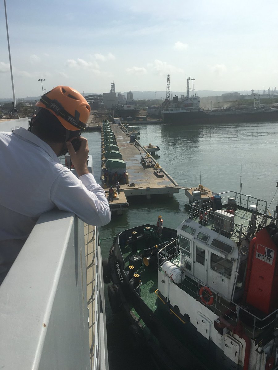 m_vd_eerden's tweet photo. Ondertussen in Cartagena de Indias: na alle voorbereidingen van afgelopen dagen (tanks leeg, alles van boord, spanningsloos) wordt het platform de schepenlify ingeloodst. #teampeli ‘in de lift’ 😬 https://t.co/GGhSkxIcKQ