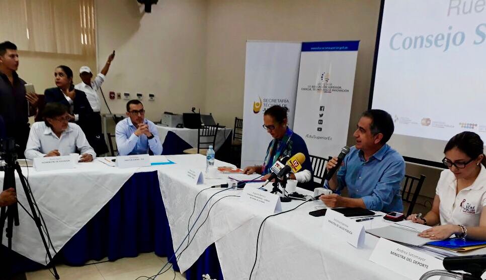 Educacion_Ec's tweet photo. Viceministro @saenz_al participa en el #ConsejoSectorSocial en Santa Rosa junto a autoridades de otras carteras de Estado del Sector Social https://t.co/Wc0qQJkHgv