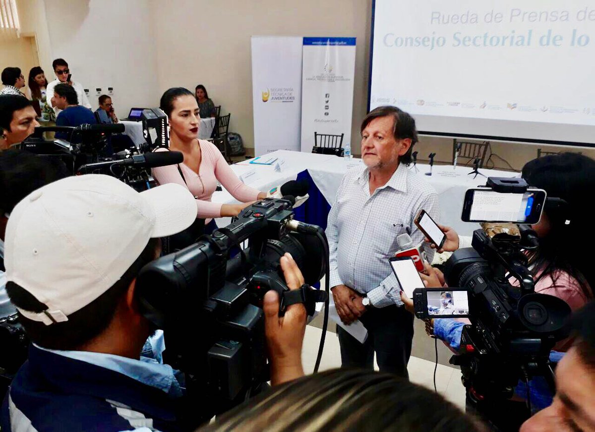 Educacion_Ec's tweet photo. Viceministro @saenz_al participa en el #ConsejoSectorSocial en Santa Rosa junto a autoridades de otras carteras de Estado del Sector Social https://t.co/Wc0qQJkHgv
