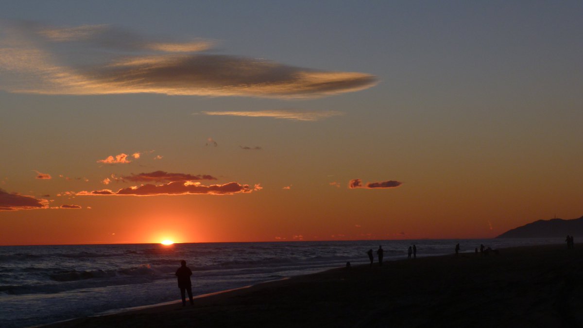 xavicabopapiol's tweet photo. @bcnmoltmes @catexperience @BCNinfosite #BonaNit #GoodNight #Posta #Sunset #Gava #GavaBeach. https://t.co/ICqx8TXQPW