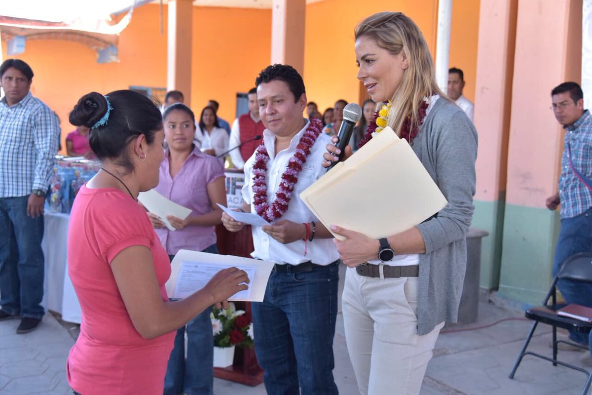 IvetteMurat's tweet photo. Una de las grandes satisfacciones que nos da el @DIF_Oaxaca, es apoyar a madres de familia en situación vulnerable, por eso en Taniche se amplió el programa @Prospera_MX a 1,200 mujeres más; además, compartimos juguetes con nuestras niñas y niños. ¡#EnFamiliaSíPodemos! https://t.co/MTlYGQ0yie