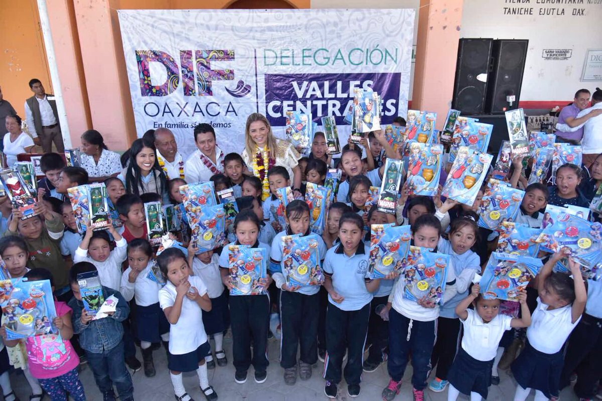 IvetteMurat's tweet photo. Una de las grandes satisfacciones que nos da el @DIF_Oaxaca, es apoyar a madres de familia en situación vulnerable, por eso en Taniche se amplió el programa @Prospera_MX a 1,200 mujeres más; además, compartimos juguetes con nuestras niñas y niños. ¡#EnFamiliaSíPodemos! https://t.co/MTlYGQ0yie