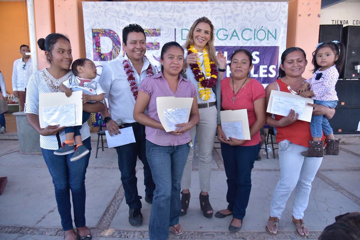 IvetteMurat's tweet photo. Una de las grandes satisfacciones que nos da el @DIF_Oaxaca, es apoyar a madres de familia en situación vulnerable, por eso en Taniche se amplió el programa @Prospera_MX a 1,200 mujeres más; además, compartimos juguetes con nuestras niñas y niños. ¡#EnFamiliaSíPodemos! https://t.co/MTlYGQ0yie