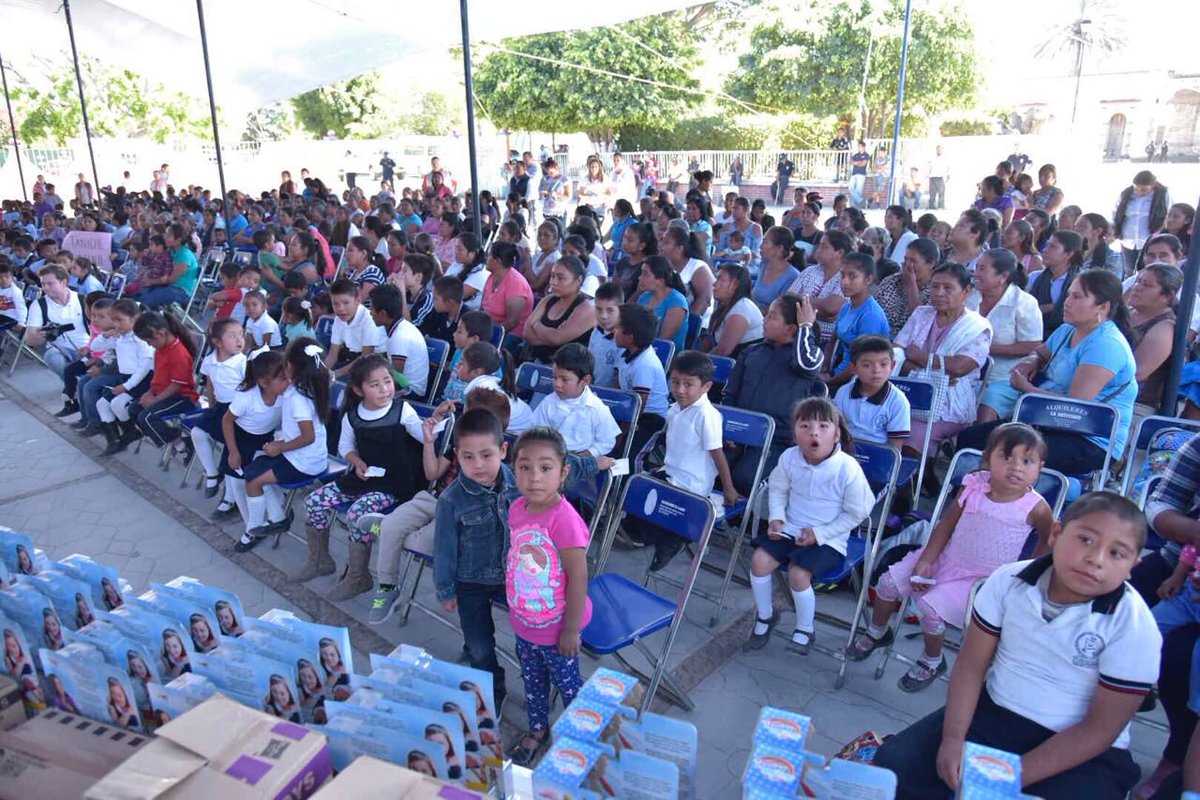 IvetteMurat's tweet photo. Una de las grandes satisfacciones que nos da el @DIF_Oaxaca, es apoyar a madres de familia en situación vulnerable, por eso en Taniche se amplió el programa @Prospera_MX a 1,200 mujeres más; además, compartimos juguetes con nuestras niñas y niños. ¡#EnFamiliaSíPodemos! https://t.co/MTlYGQ0yie