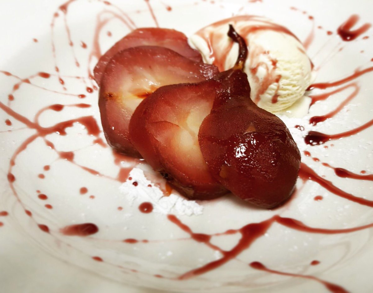Merlot poached pears with cinnamon ice cream.... Because that’s just how we do on Tuesdays 😋 bellissimo! #dessert #dishoftheday #therisingsun #millhill #londonpub #london