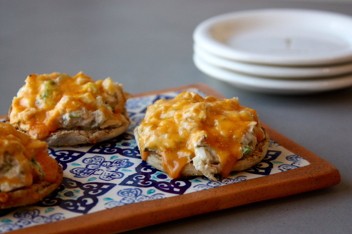 The perfect way to warm up on a cold day ❄️. The classic “healthier” tuna melt. Yum!! The recipe is on the blog 👉 goodthymekitchen.com/classic-tuna-m…