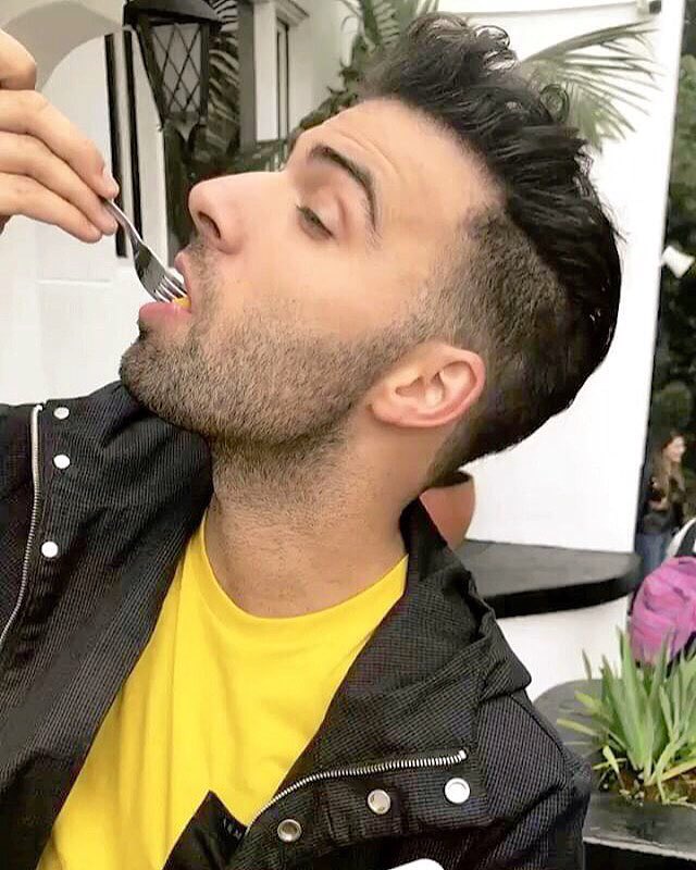 jencarlosintfc's tweet photo. Yellow king 👑 // Promo day in Colombia #calleconclase https://t.co/oIkfyvO0iR