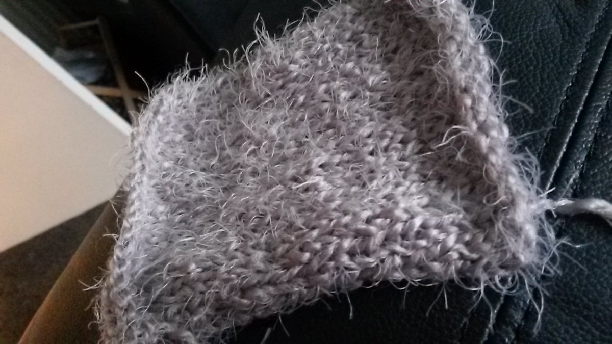 KnitWithMe's tweet image. Love this hairy wool. Stocking stitch Sq. #Creacrafts #KnitWithMe 🐑
