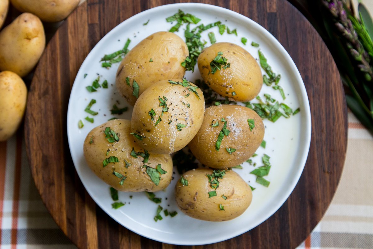 farmstarliving's tweet photo. #TuesdayTrivia – What vegetable provides 40% daily value of Vitamin C, 17% daily value of Potassium, and has less carbohydrates than a cup of blueberries? It's the new CarbSmart™ #Potatoes from #GreenGiantFresh! Feed your body the #properfuel and it will thank you! https://t.co/KM67vqHjJl