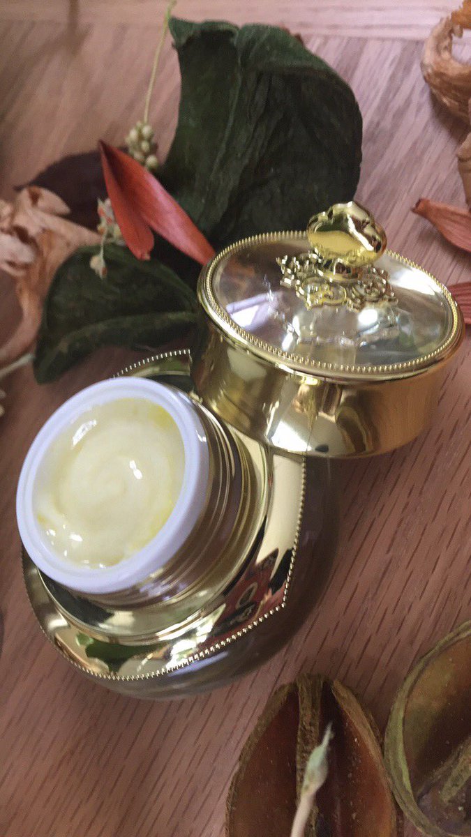 NicoletteMonfi's tweet photo. #Indulge With #SiDieuLeVeut Crème Pour Les Yeux. ⚜️Non Comedic ⚜️Retinol Additives To Reduce Wrinkles ⚜️Highly Concentrated Anti Aging Formula ⚜️Infused With Cardamon, Aloe Vera & Vitamin E https://t.co/2owf8MXsDq #LifeLine #AntiAging #EyeCreme #Essentials #Botanicals https://t.co/yitrTHYniE