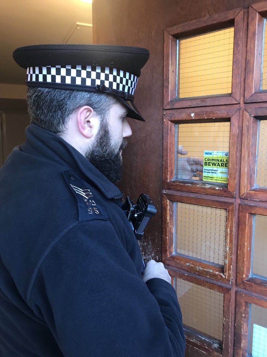 Chief Inspector Knight leads #SaferNeighbourhoods in delivering #MetTrace #SmartWater across @MPSBroadGreen as well as other #Croydon wards. Proven to reduce burglary by 85% and 100% conviction rate in court. Find out how to get yours at met.police.uk/request/mettra…