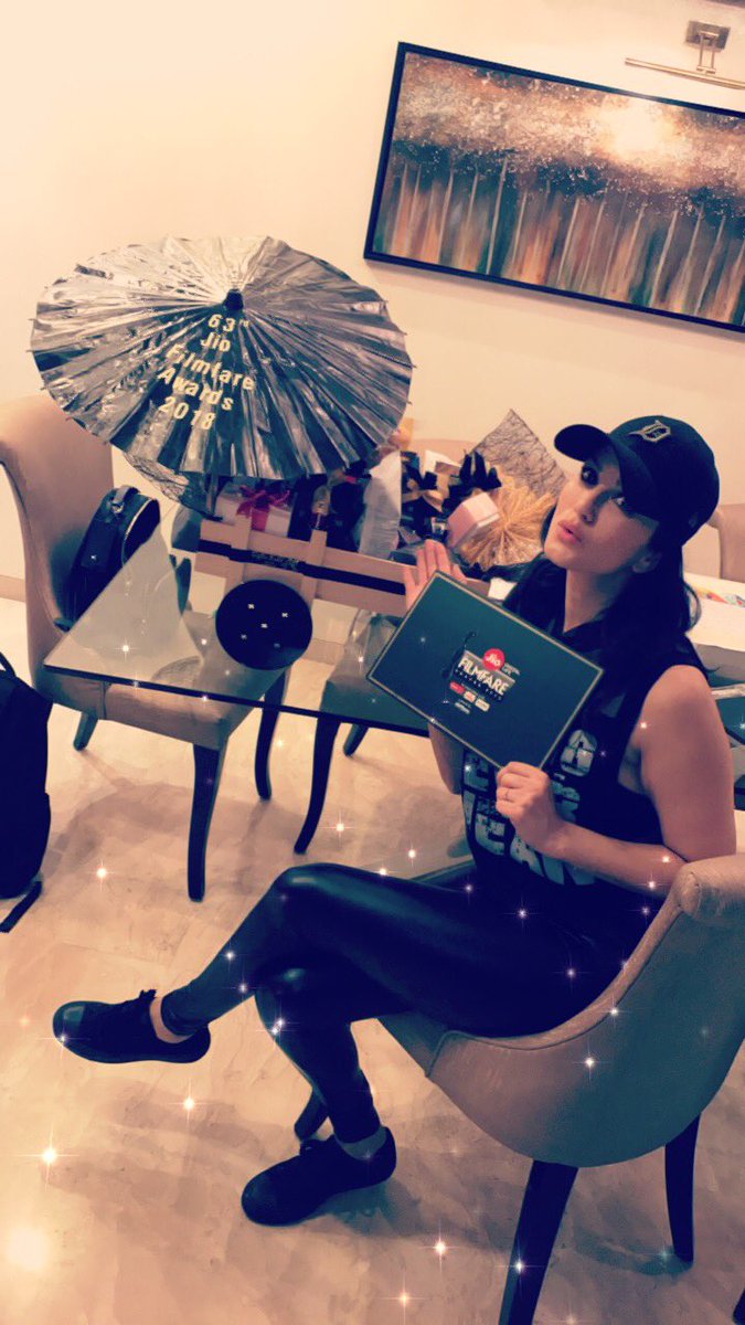 SunnyLeone's tweet photo. What a nice surprise! Thanks @filmfare for this gorg hamper!! I can't keep my hands out of it!! https://t.co/5RlwB9r1qO