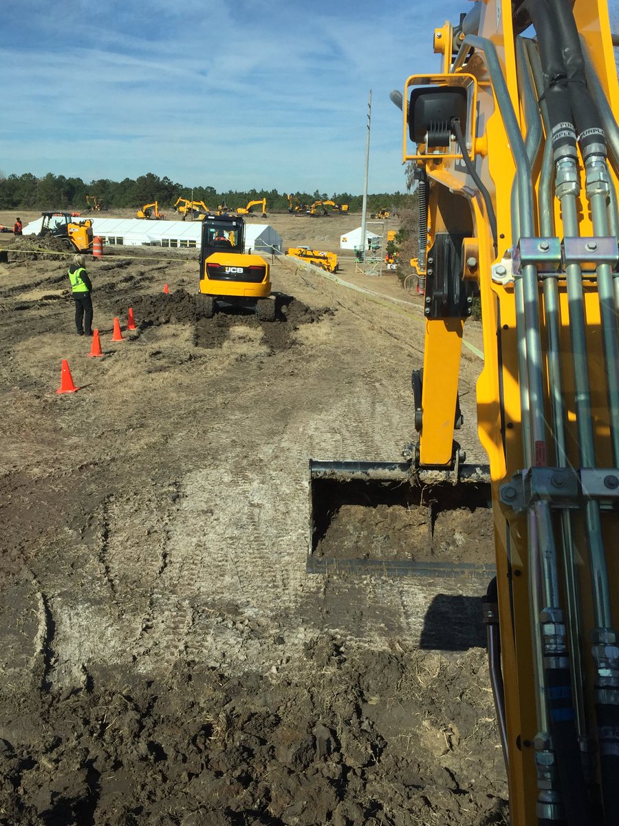 Caserocks69's tweet photo. Great view from my seat. #jcb @JCBmachines #jcbfielddays https://t.co/pUH6OW1Zv8
