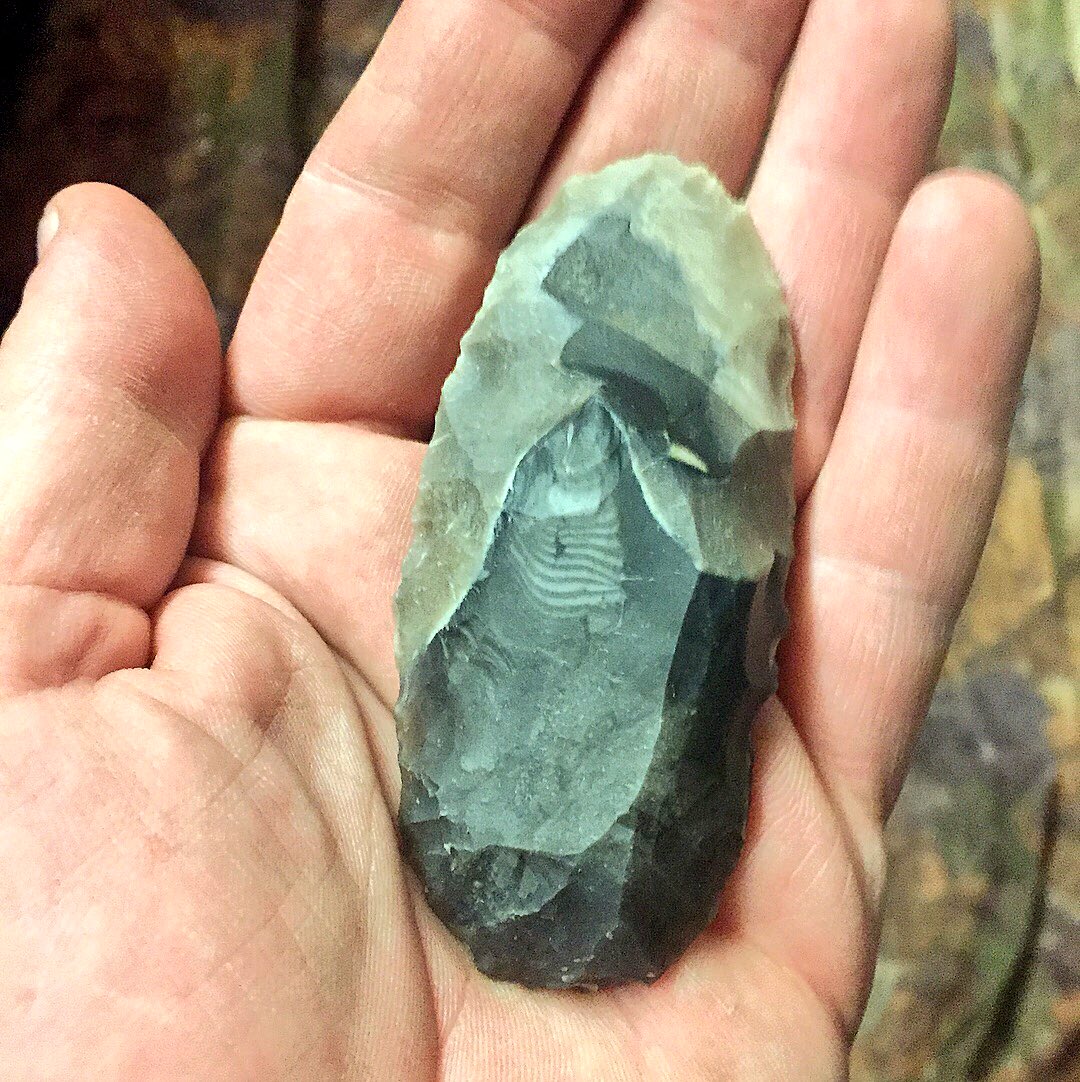Rothersman's tweet photo. Knapping out this flint scrapper today and came across this fossil. I think I will leave that there and knapp around it. #thamesflintknapper #fossil #flint #scrapper #inclusion #thameslarker https://t.co/c0VoFvA5ix