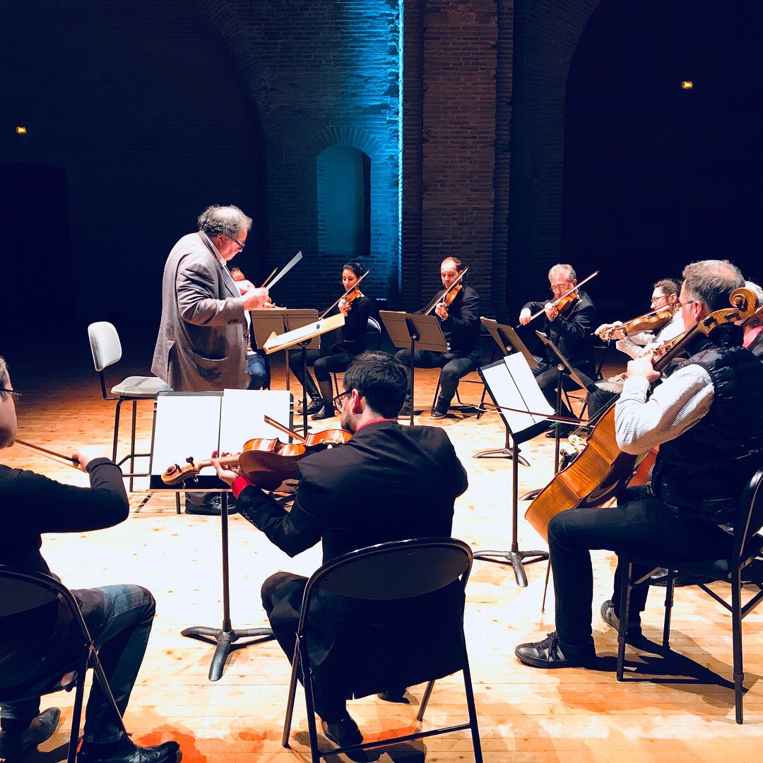 OCT_Toulouse's tweet photo. Derniers petits réglages avant le deuxième concert de  l’@OCT_Toulouse dirigé par le maestro @lodeonfrederic 🎶🎶🎶 #Samuelbarber #joplin #ragtime https://t.co/gHERhM1zgw