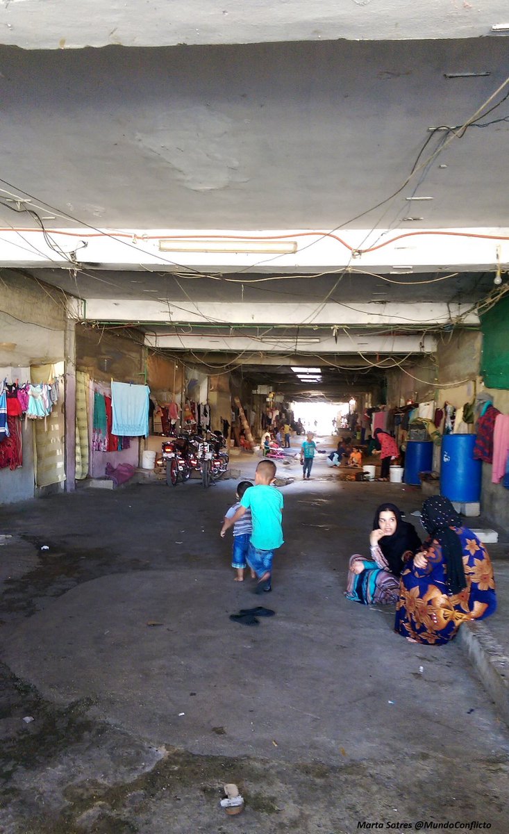 MundoConflicto's tweet photo. Dos horas al día de agua y sólo un grifo para 800 refugiados sirios. Os contamos desde Sidón (#Líbano) cómo sobreviven familias de Baba Amro en esta antigua fábrica de Pepsi. Un 70% son menores de edad. #Siria https://t.co/RheB4z924Z https://t.co/ffun5KqAZl