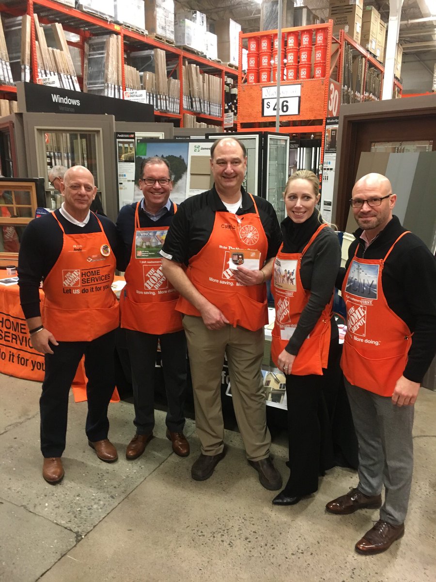 HDE SC Chris Nolan receives recognition from Tony and Kendra for supporting Store #901 to Top Of District 
#hdeconnectivity <a href="/VinceLanigan/">Vince Lanigan</a> @JimHicks_HDE <a href="/SHAMWOW99/">Michael Albrecht</a>