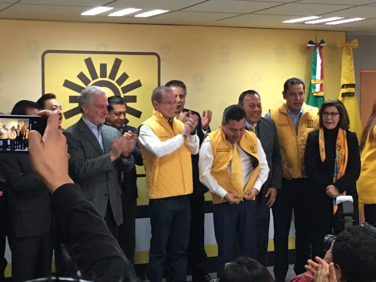 heraldodemexico's tweet photo. #AlMomento Ricardo Anaya [@RicardoAnayaC] porta los colores del @PRDMexico durante su registro como su precandidato presidencial en la sede del Sol Azteca. https://t.co/XGDYr8gsGy