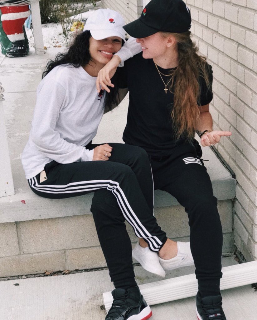 thelesbocouples's tweet photo. Couple submit 😍😍😍 @Header_21 https://t.co/ssWtK0qF5B