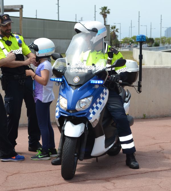 GUBBarcelona's tweet photo. El casc homologat i ben cordat!
És recomanable l'ús de guants, fins i tot, en època estival.
#seguretatviària #motoOK #motoh https://t.co/sRLwG5t00u