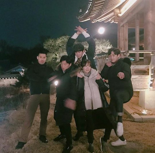 YKS_ArabFans's tweet photo. 180116 | KangShinhyo# قام بتحديث صوره جماعيه مع أبطال دراما #DoubtfulVictory في الانستقرام🌸💜 https://t.co/ZO7zXSxj1l