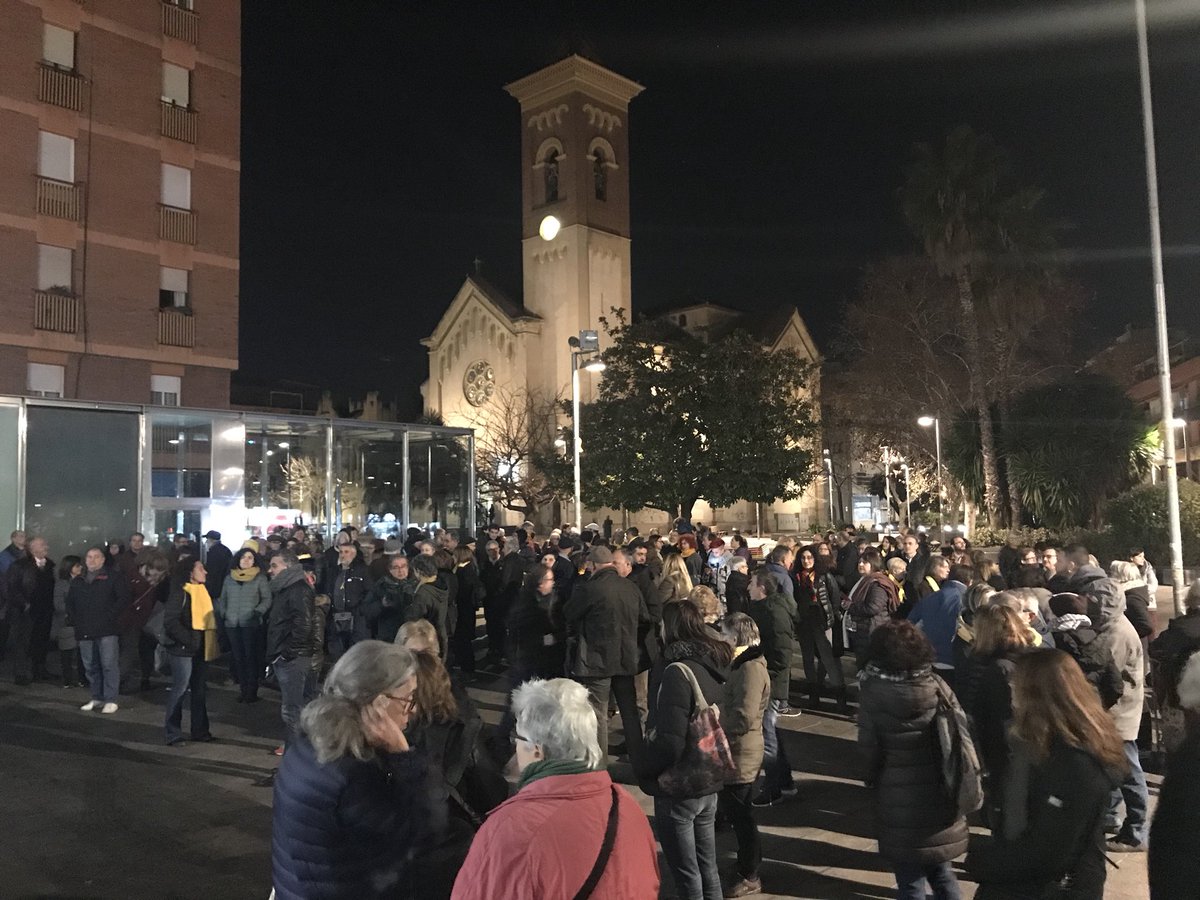 TOTCerdanyola's tweet photo. Cerdanyolencs es concentren davant l’Ajuntament de #Cerdanyola el dia que fa 3 mesos de l’empresonament de @jordisanchezp @jcuixart de @assemblea @omnium comvocats per @CDRCerdanyola https://t.co/To7NJpnSiH