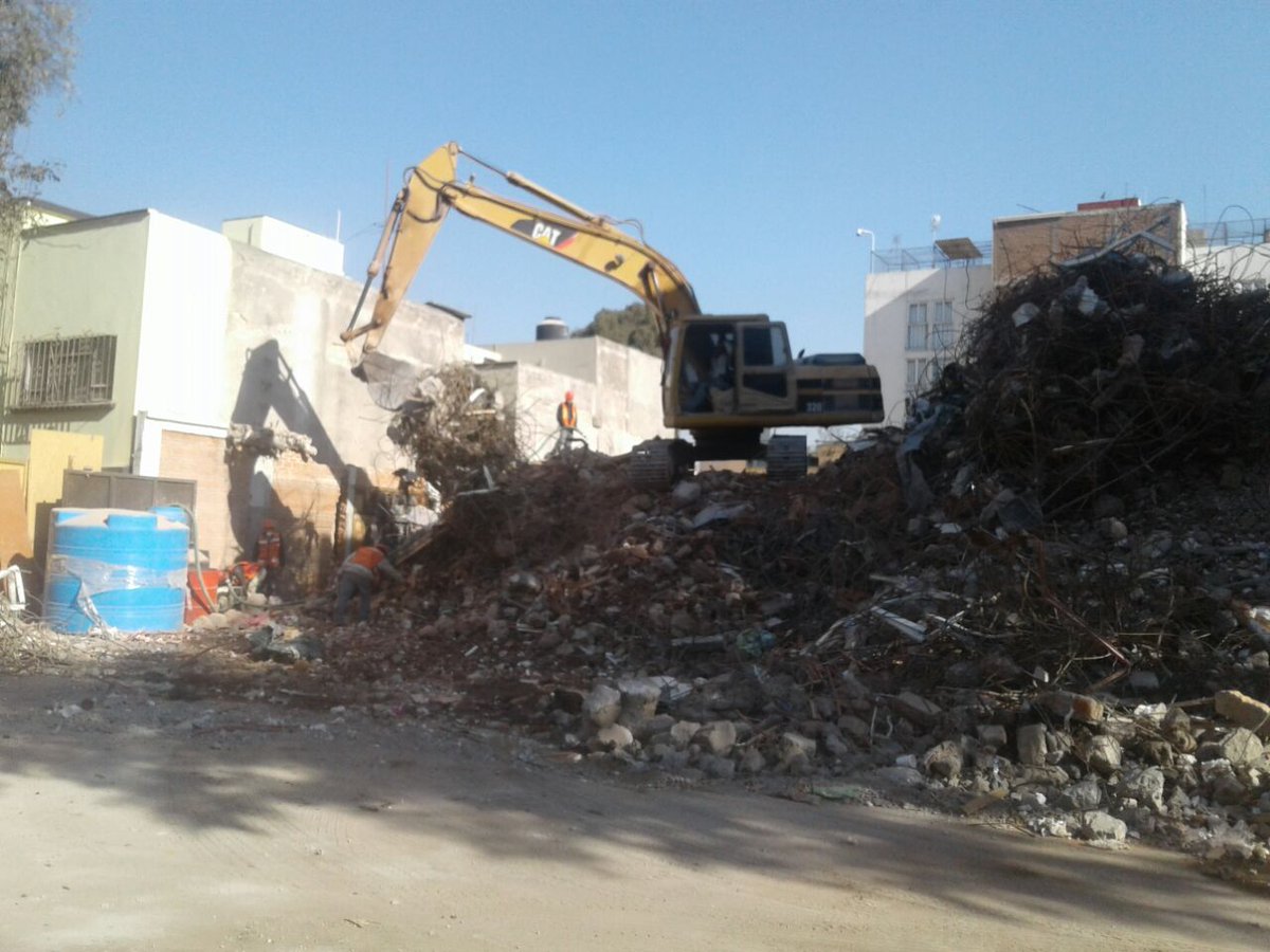 SGIRPC_CDMX's tweet photo. En Escocia 29 se retira el escombro producto de la demolición, posteriormente se realizará limpieza del predio. https://t.co/KdkAhbjG22
