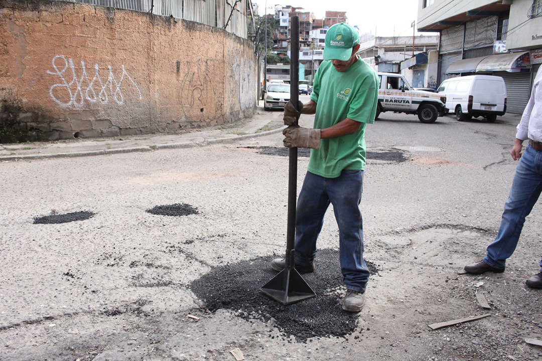 ¡Seguimos en la calle trabajando! Esta tarde desde #LosSamanes y #LasMinas realizamos nuestra operación de bacheo con asfalto frío. Queremos informarle a todos nuestros vecinos, que ya son más de 330 huecos que han sido tapados en todo el Municipio. #16Ene