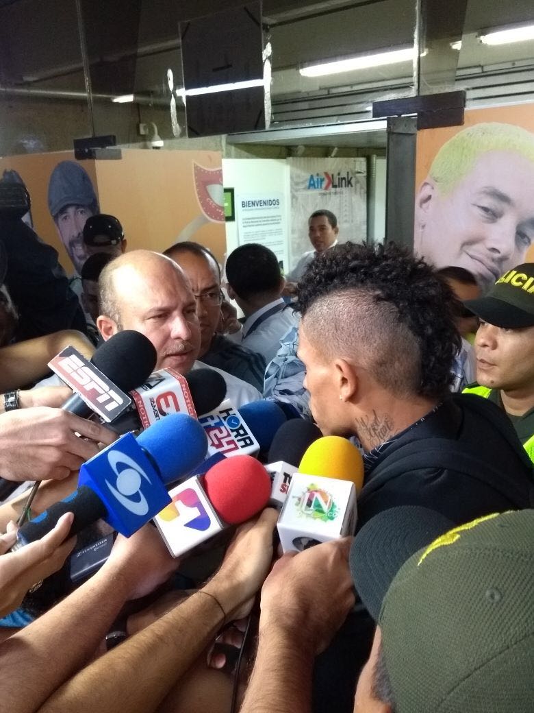 LLEGÓ EL 9 DE JUNIOR!
Un "loco" causa locura en el aeropuerto Ernesto Cortissoz de Barranquilla, Jonatan Álvez da sus primeras declaraciones.