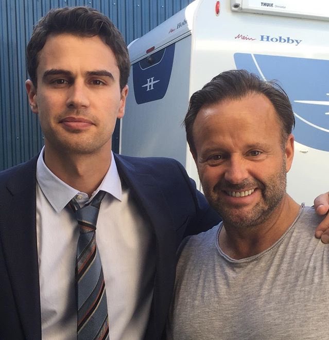 TheoJamesGer's tweet photo. New/old picture of Theo James on set of Backstabbing for Beginners

[via dennisknudsenprivate on IG] https://t.co/BqpZopa20q
