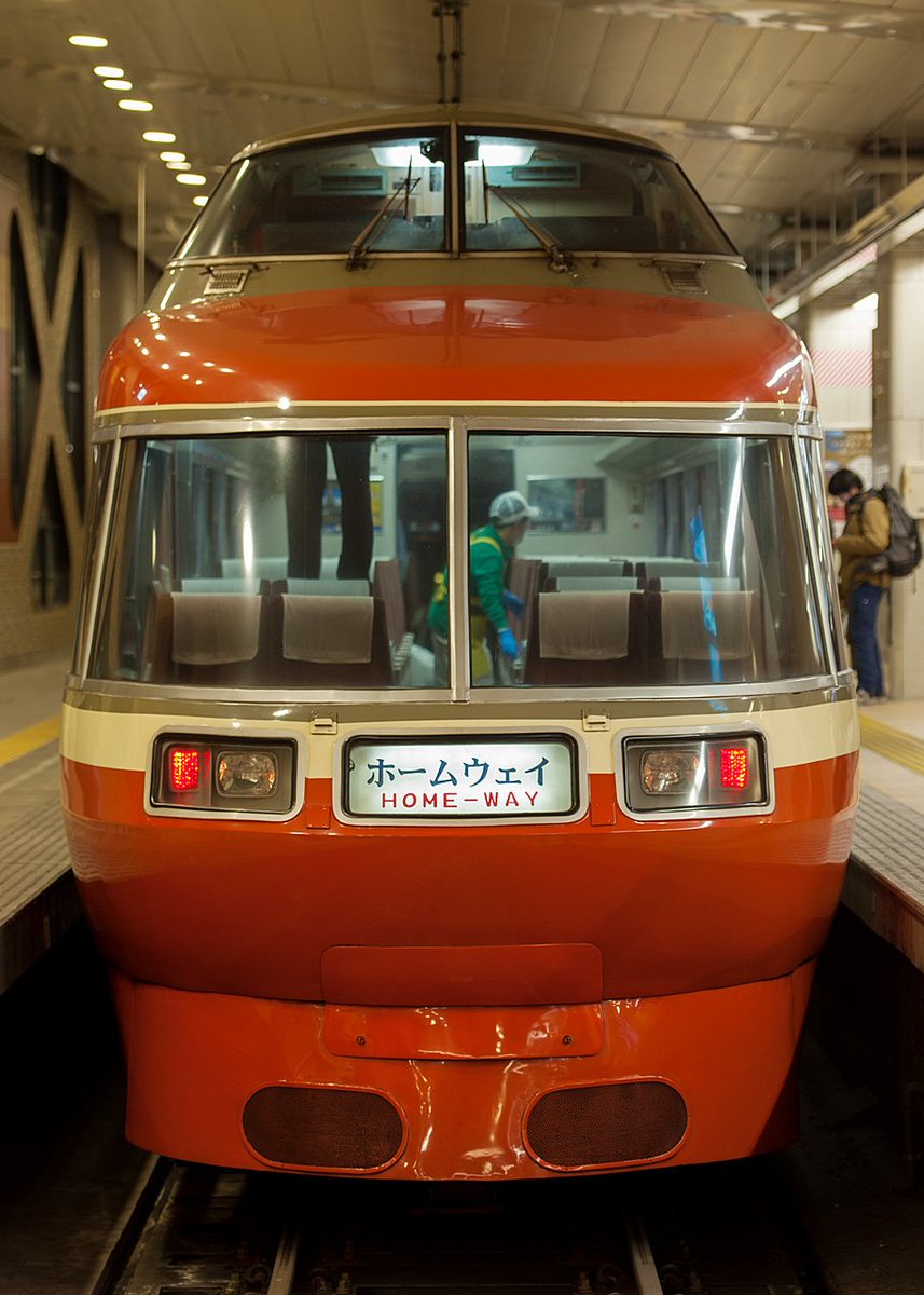ハイタッチおねーさん On Twitter 2018 01 13 小田急ロマンスカー Lse ホームウェイ 5号 車内清掃風景 そして脚がっ 笑 珍しい瞬間を撮れてお気に入りの写真になりました ちょうど座席の裏に運転席に登る梯子がついているんですよね Lseの後ろの展望席に乗り鉄