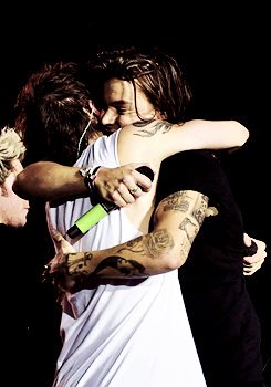 WhyLarryIsReal's tweet photo. THEY GO *SQUISH* https://t.co/16SmtZjSwG