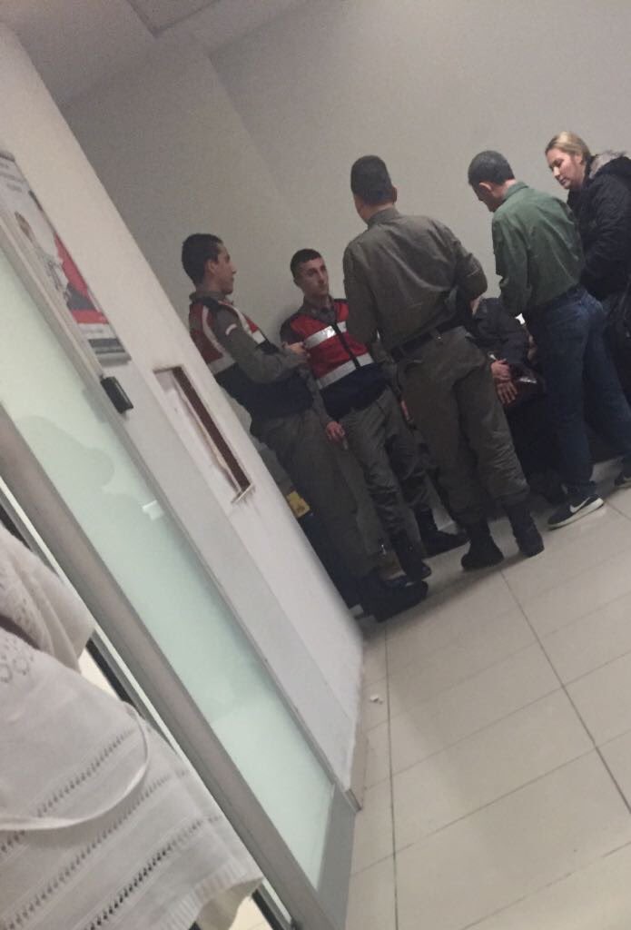 Şakran Cezaevinde 5 aydır tutuklu bulunan A.A
doğum için Çiğli Bölge Hastanesine yatırılmış,kapısında jandarma bekliyor.
Bir yakınının odasında refakatçi olarak kalmasına izin verilmiyor.Tutuklu koşullarda refakatçi olmadan doğum ve cezaevi hangi hukukta-din de var?
<a href="/TC_Basbakan/">TC Başbakanlık</a>