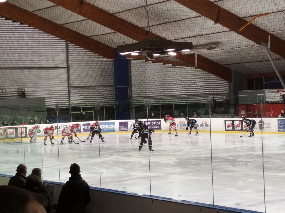 Baludik's tweet photo. En direct du #Petitport #Nantes : Baludik au match de #hockey @CorsairesNantes vs #Cholet. Merci @EcoleIMIE pour cette invitation ! #networking  #supermatch https://t.co/OC0vqOzI2z