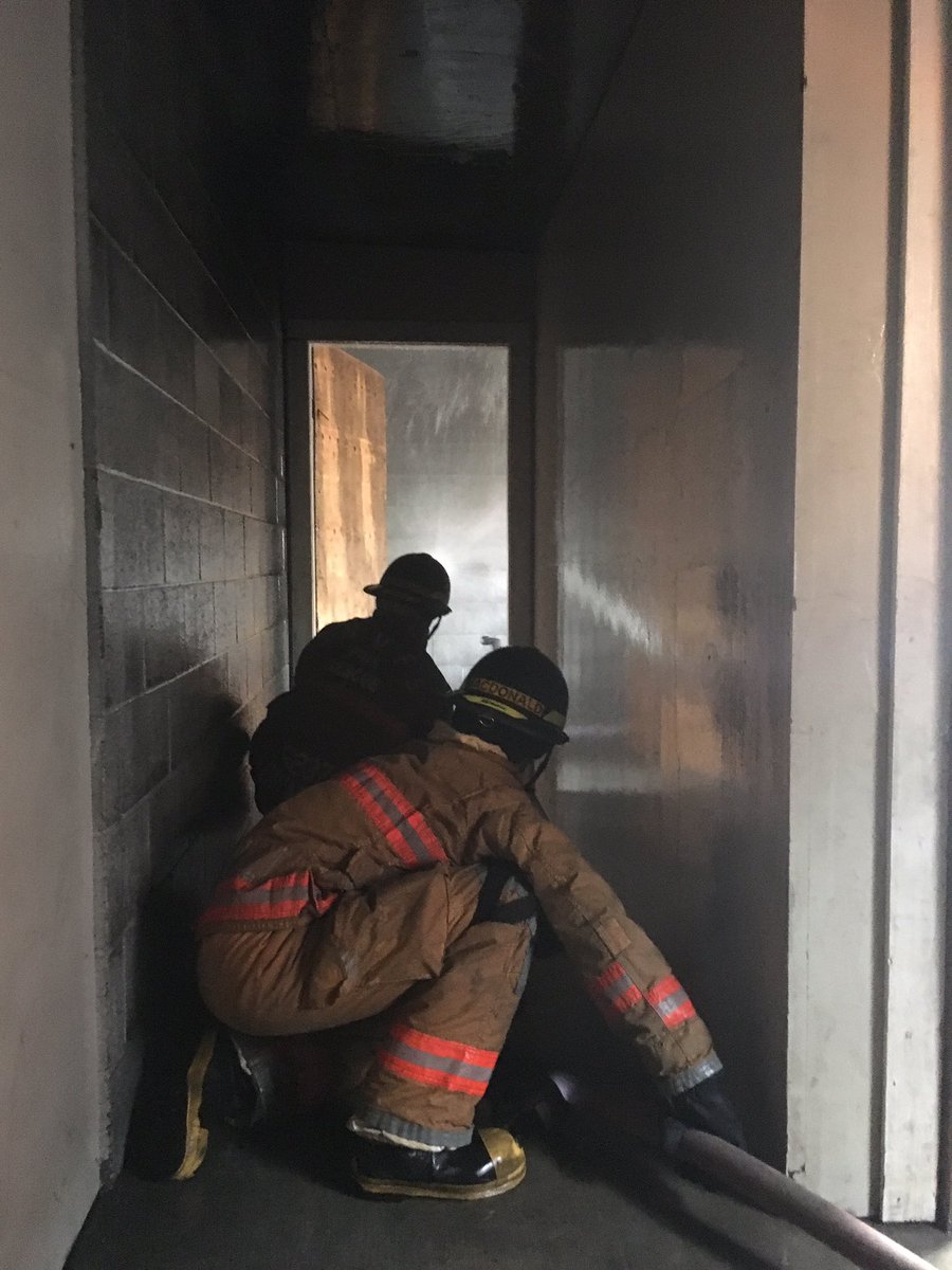 Recruit firefighters spent the morning working on advancing hose and proper water application. #northvan @IAFFCanada https://t.co/xmvAkhovoR