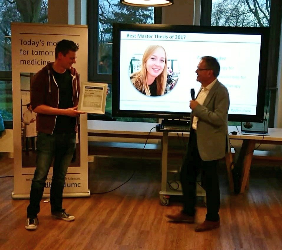 VerdoesLab's tweet photo. WE HAVE A #WINNER!
Congrats to Anouk for winning the Best Master Thesis 2017 award @RIMLSInstitute @radboudumc about her #chemicalimmunology internship @VerdoesLab!
#proud #Verdoesit https://t.co/OuVP2DLtbv