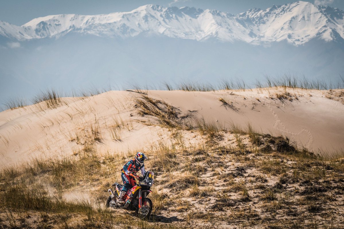 . <a href="/MatthiasWalkner/">Matthias Walkner</a> wins stage 10 and takes the overall lead.
Concentrating on navigation, Walkner won the stage by over 16mins and now leads the standings by close to 40mins!
#KTM #ReadyToRace #GivesYouWings #Dakar2018
📷 PhotosDakar.com