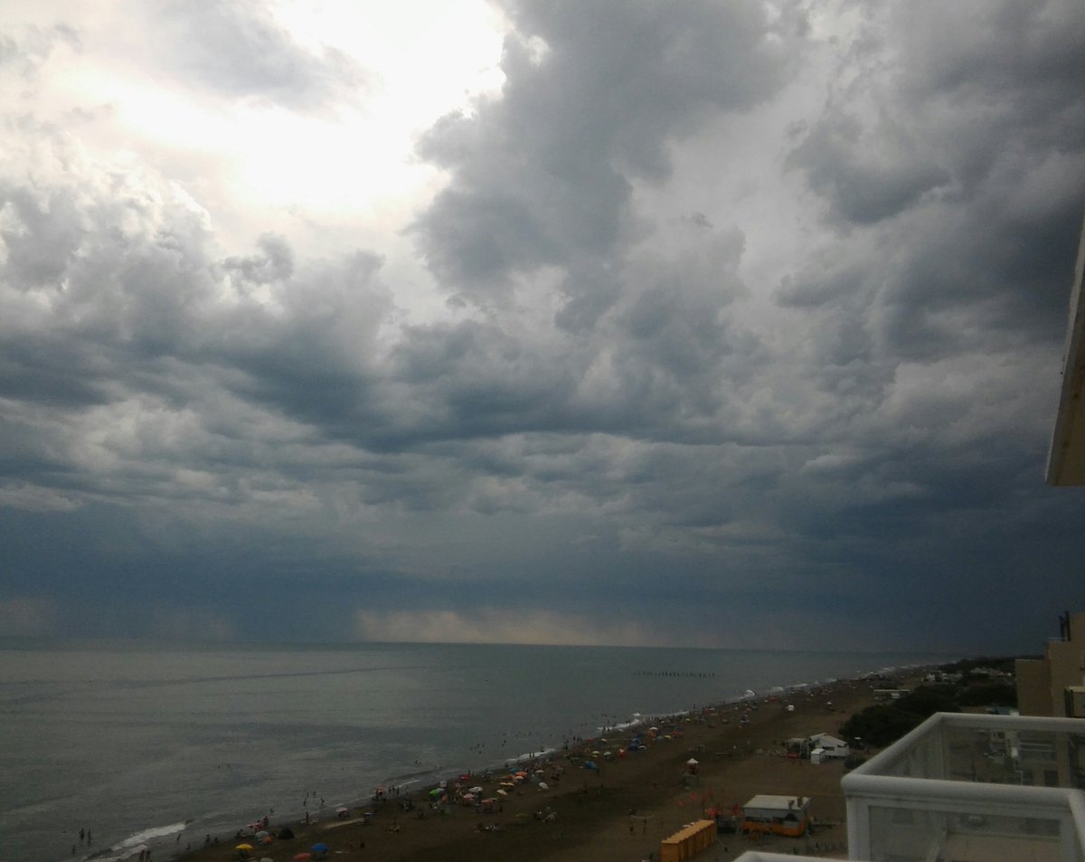 FerriGisella's tweet photo. Nubes cargadas en Monte Hermoso ahora... @SMN_Argentina https://t.co/m3N9Ausd5H
