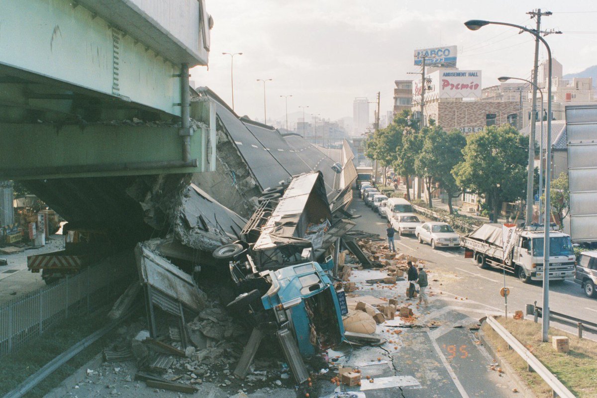 23年前の今日。1995年1月17日、阪神・淡路大震災で倒壊した阪神高速