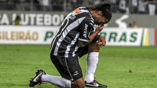 MARCA (@marca) on Twitter photo El gran <a href="/10Ronaldinho/">Ronaldinho</a> cuelga las botas y se despedirá del mundo del fútbol en un partido homenaje trib.al/OPOjNET ¡Gracias por tanta magia! 👏👏 El gran <a href="/10Ronaldinho/">Ronaldinho</a> cuelga las botas y se despedirá del mundo del fútbol en un partido homenaje trib.al/OPOjNET ¡Gracias por tanta magia! 👏👏