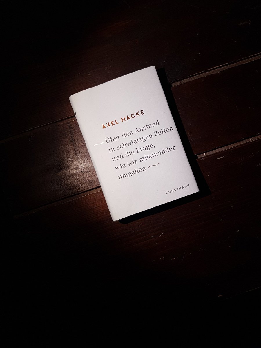 t_matam_t's tweet image. Gestern war ich bei der #lesung von Axel Hacke im Lustspielhaus München. Großartiger Abend! Lustig, abwechslungsreich, interessant und zum Nachdenken anregend - und so fesselnd, dass ich kein Foto gemacht habe!
Über den #Anstand  werde ich gleich lesen...
@szmagazin #axelhacke