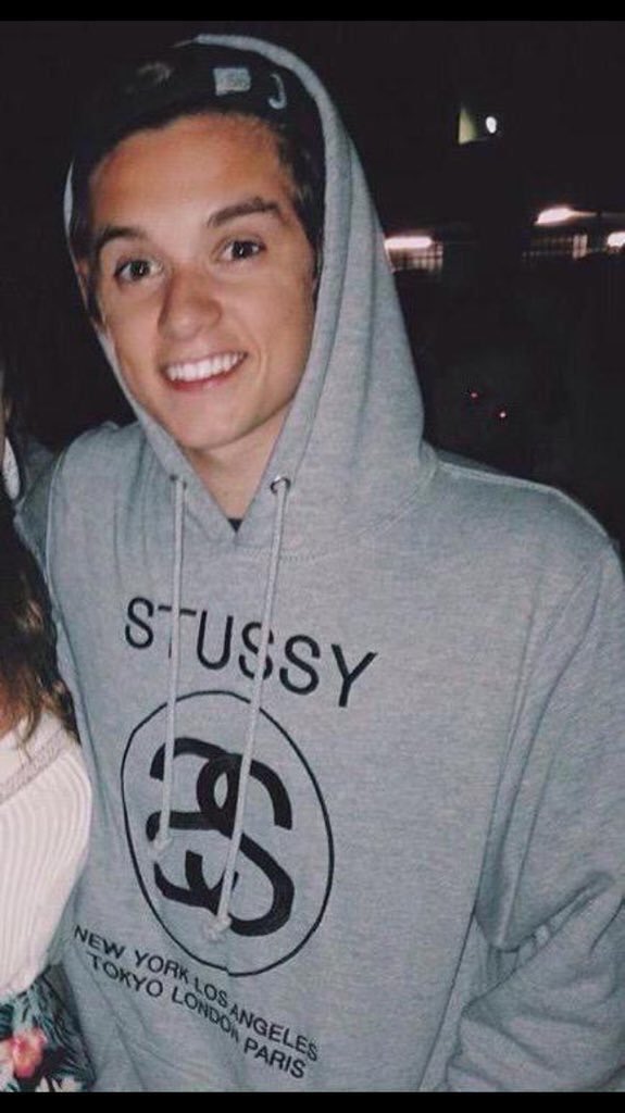 everythingsbws's tweet photo. stussy #iHeartAwards #BestBoyband #TheVamps https://t.co/i6FEA77SPo