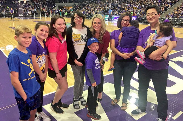 GCUNews49's tweet image. @GCU_Today spoke to Grace Kostyk, 12, and Olivia Baumgardner, 10, who were the first race starters for @Run2Fight Children's Cancer. They were on hand Saturday at the GCU's men's basketball game with 4 other race starters. @GCU_MBB bit.ly/2Di4PkT